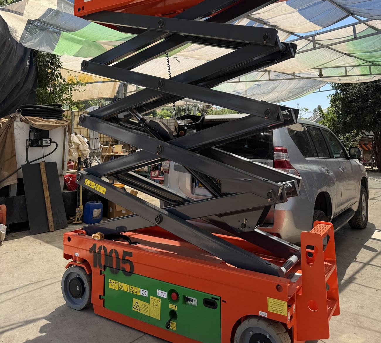 במת מספריים Dingli JCPT1008AC מורמת במגרש של רקיע